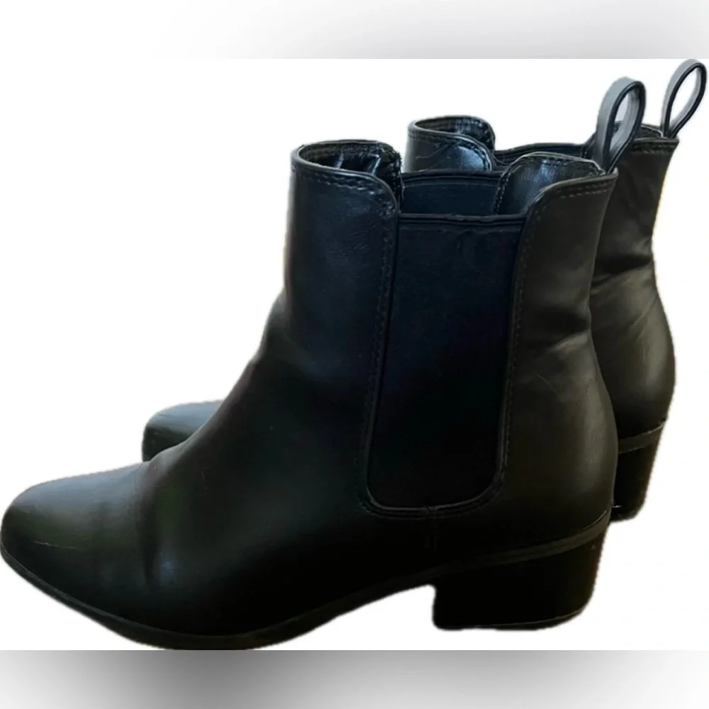 Women’s black leather pull on ankle boots with elastic panels. Size 8.5